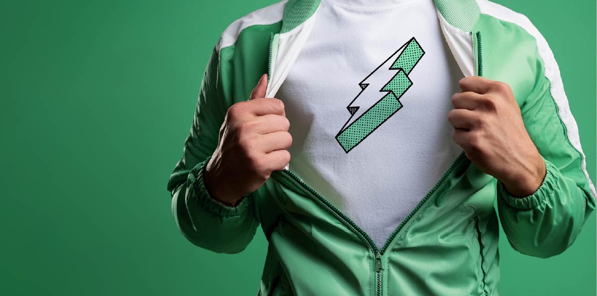 Bild på en människa i t-shirt med PhoneHero logotyp